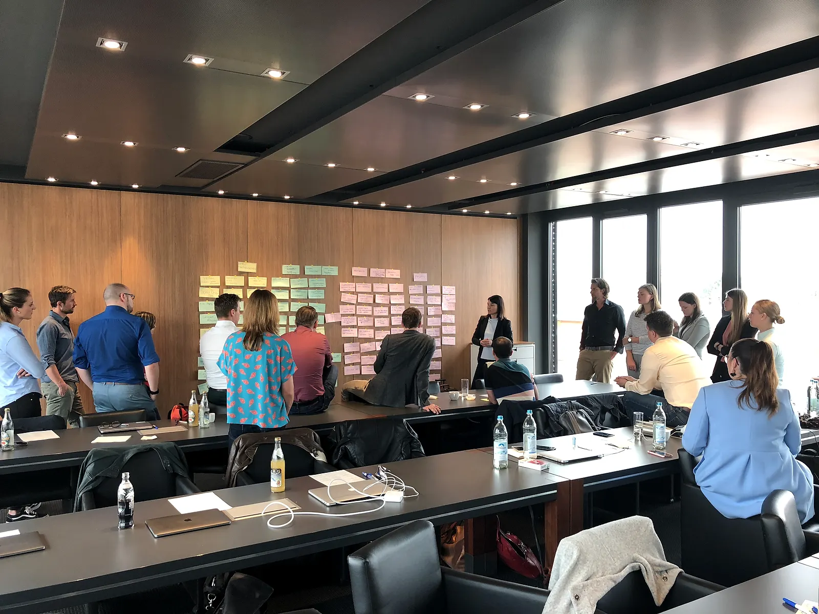 Team im Ergebnis-Workshop vor einer Wand mit Konzeptkarten – Abschluss des Ladeinfrastruktur-Assessments